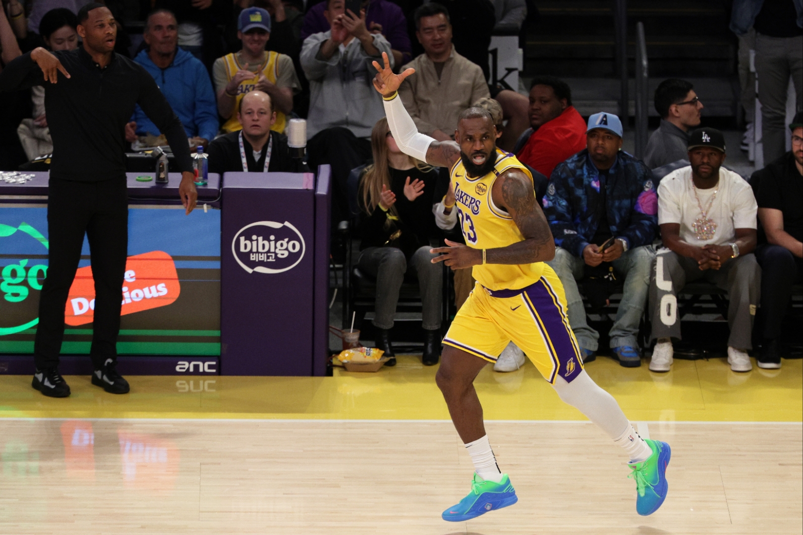 莱万多夫斯基连续十二场比赛得分超过突破纪录，湖人挑战极限！的简单介绍